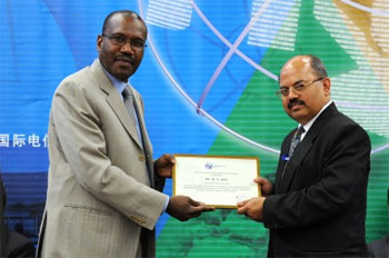 Dr Hamadoun Touré, ITU Secretary-General, gives the ITU medal and certificates to the Chairman of the ITU Council 2010, Mr R.N. 